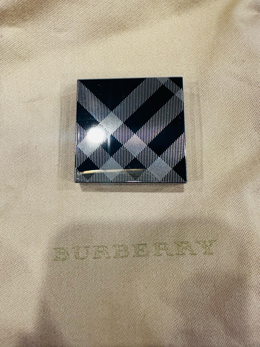 Burberry NWT XHAKI GREEN
No.306 Eye COLOUR WET & DRY SILK SHADOW
